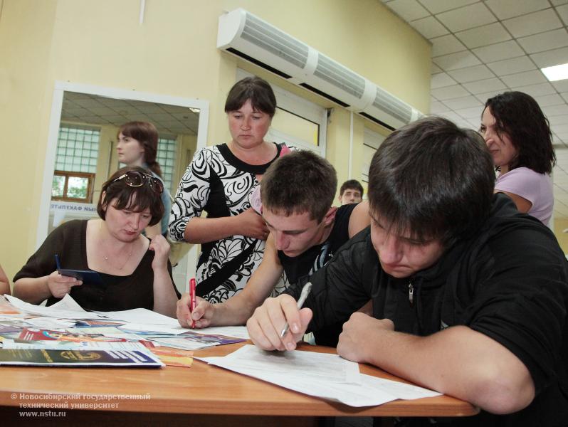11.07.11 В НГТУ продолжается приемная кампания , фотография: В. Невидимов
