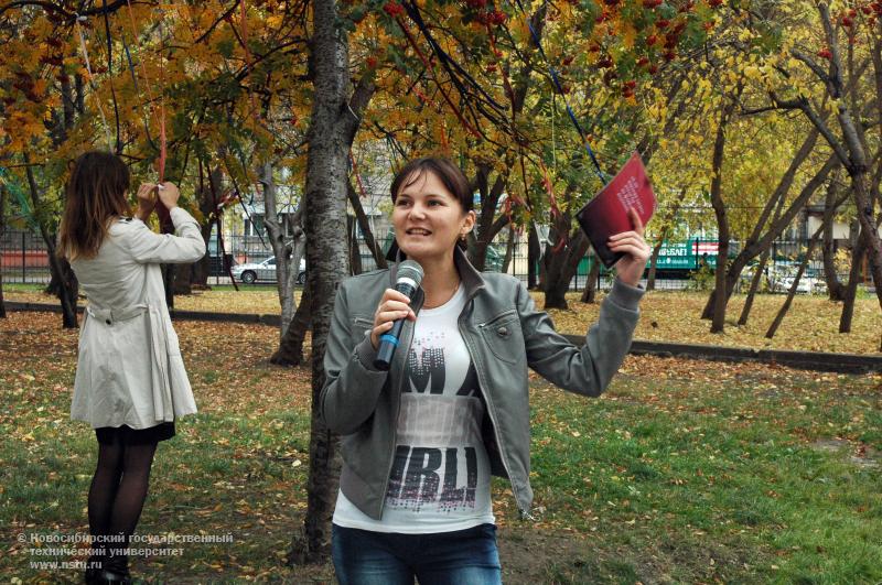 5 октября студенты ФГО НГТУ проведут акцию «Дерево любимых книг» , фотография: В. Кравченко