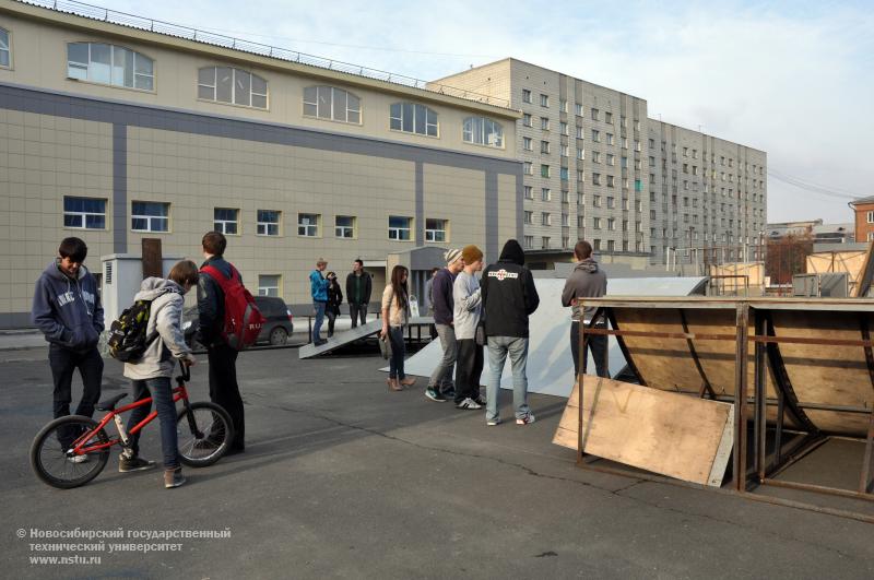 26.10.11     26 октября в НГТУ будет установлена первая в Новосибирске площадка для экстремального отдыха , фотография: В. Невидимов