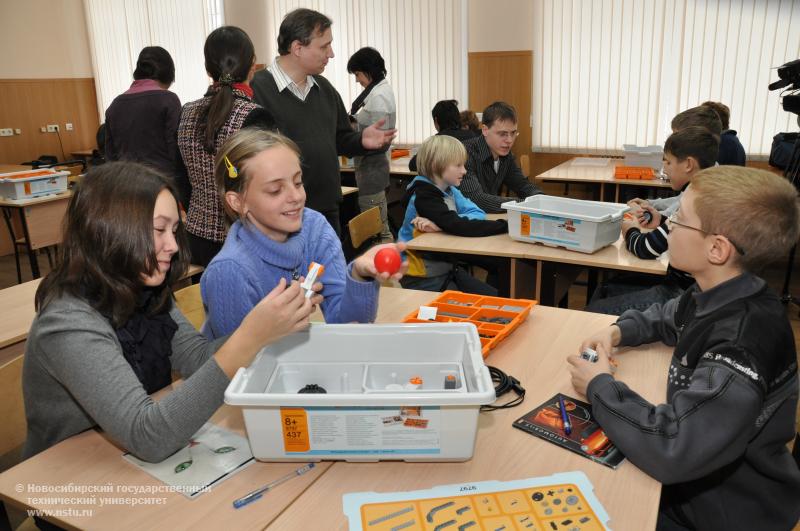 1.11.2011 В НГТУ начались занятия по робототехнике , фотография: В. Невидимов