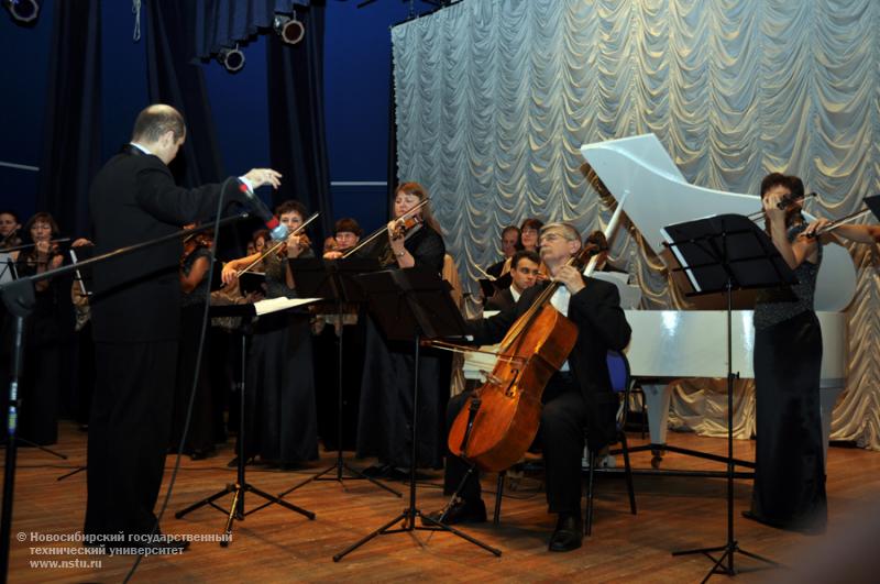 23.11.11     23 ноября в НГТУ состоится совместный концерт Академического хора «АХ – НЭТИ» и ансамбля скрипачей «Nota Artistica», фотография: В. Кравченко