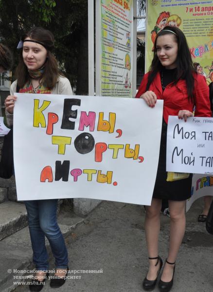 22.05.12 22 мая кафедра филологии НГТУ совместно с отделом ГИБДД УМВД России по Новосибирску проведут акцию «День грамотности на дорогах» , фотография: В. Кравченко
