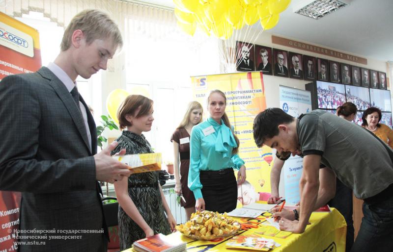 10.04.2013. Ярмарка вакансий в НГТУ, фотография: В. Невидимов