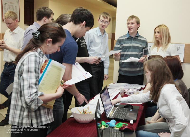 10.04.2013. Ярмарка вакансий в НГТУ, фотография: В. Невидимов