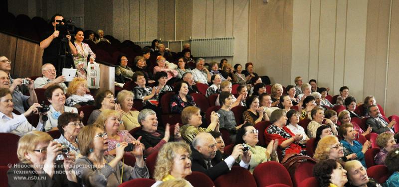 29.04.2013. Выпускной на Народном факультете НГТУ, фотография: В. Невидимов