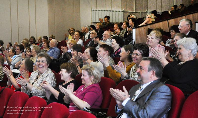 29.04.2013. Выпускной на Народном факультете НГТУ, фотография: В. Невидимов