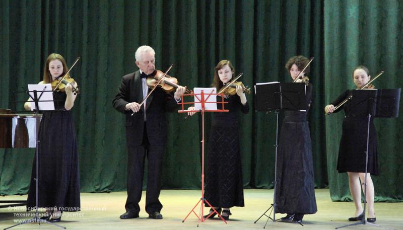 19.04.2013. Концерт ансамбля скрипачей НГТУ, фотография: В. Невидимов