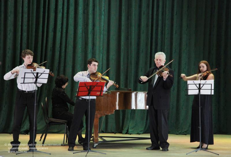 19.04.2013. Концерт ансамбля скрипачей НГТУ, фотография: В. Невидимов