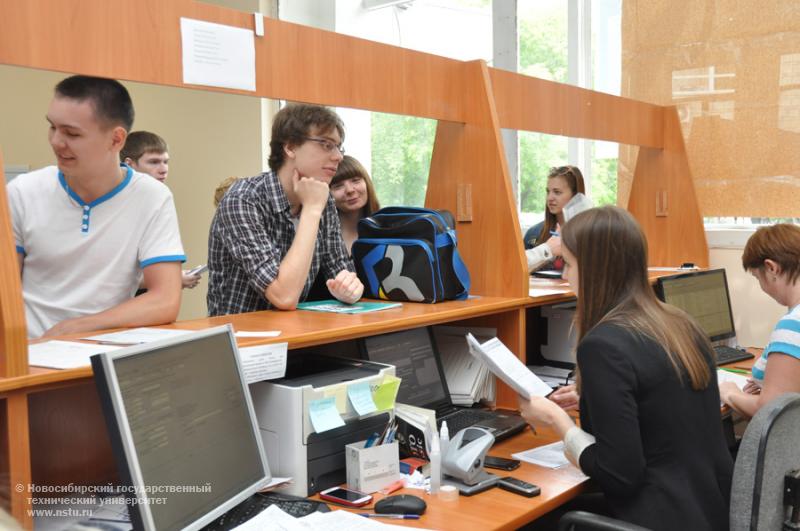20.06.13 В НГТУ началась приемная кампания , фотография: В. Кравченко
