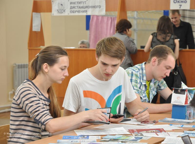 20.06.13 В НГТУ началась приемная кампания , фотография: В. Кравченко