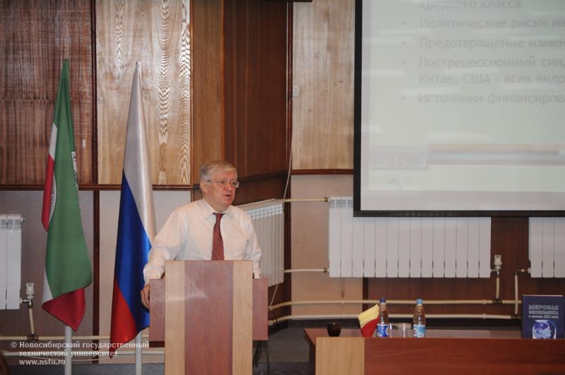 01.02.14 1 февраля в НГТУ состоится лекция Л. М. Григорьева (НИУ ВШЭ, Москва) «Мировая экономика –5 лет попыток выйти из кризиса», фотография: В. Кравченко