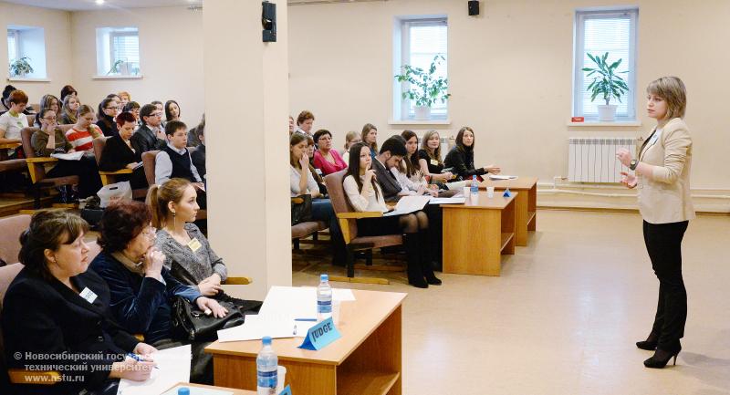 28.11.2013. Городской конкурс ораторского искусства на английском языке. Валерия Душкина (1 курс факультета гуманитарного образования, направление обучения — «Лингвистика»), фотография: В. Невидимов