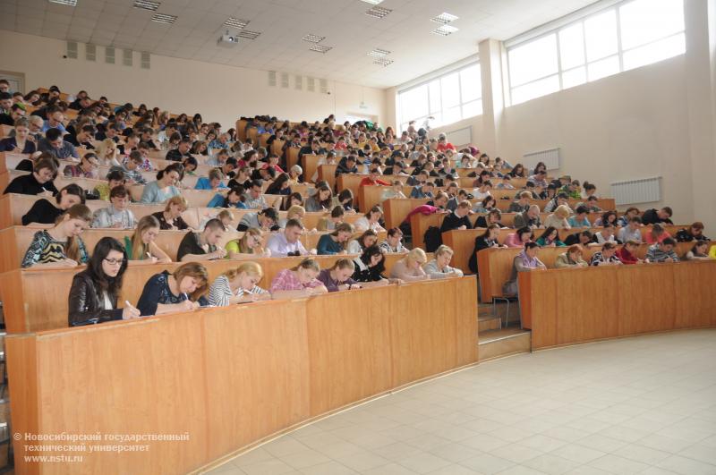 12.04.2014. Тотальный диктант в НГТУ, фотография: В. Кравченко