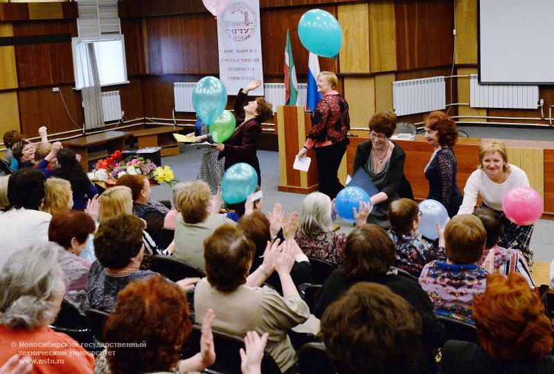 28.04.14 28 апреля состоялся выпускной на Народном факультете НГТУ , фотография: В. Невидимов