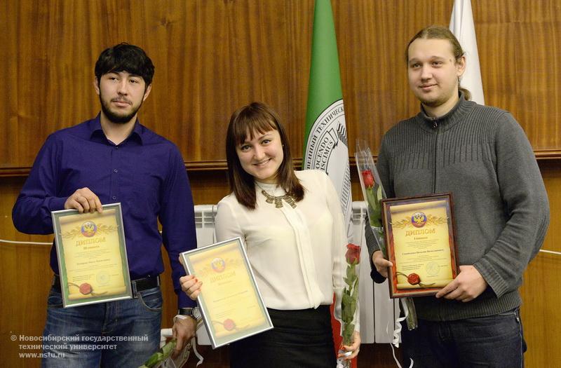 24.12.14     В НГТУ состоится церемония награждения победителей конкурсов среди студентов и молодых ученых Новосибирской области. Слева направо Комаров П.Н.,Чевакинская А.А, Самойленко В.В. (Механико-технологический факультет), фотография: В. Невидимов