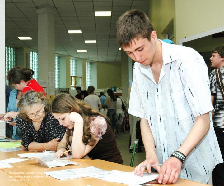 20.06.07     Приемная комиссия НГТУ начинает работу , фотография: В. Невидимов