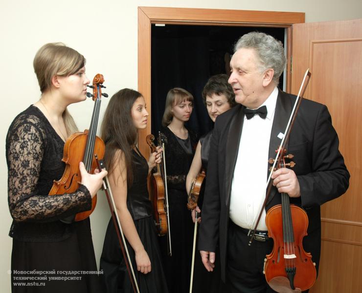 Отчетный концерт ансамбля скрипачей НГТУ , фотография: В. Невидимов
