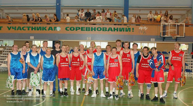 Выступление спортивных коллективов в рамках празднования Дня НГТУ , фотография: В. Невидимов