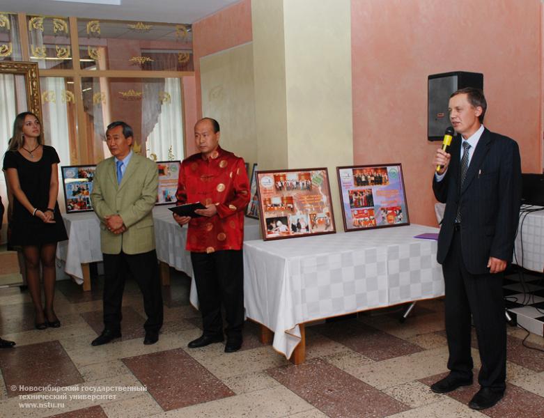 Фотовыставка в честь годовщины открытия Института Конфуция в НГТУ , фотография: В. Невидимов
