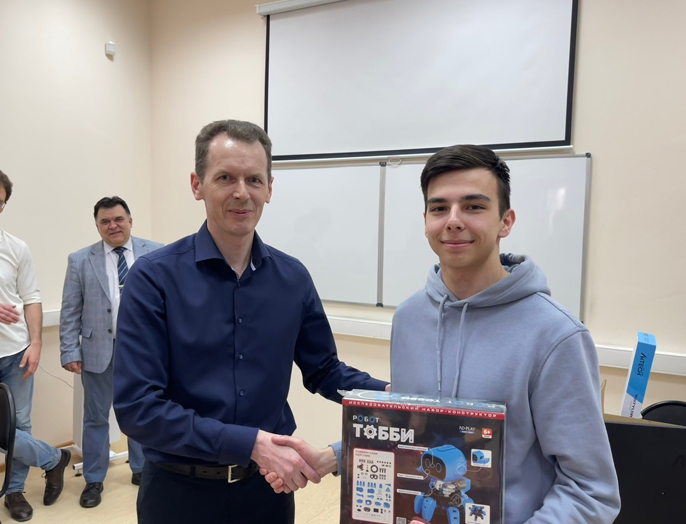 Победа плюс стажировка: студент кафедры электроники и электротехники стал лучшим на всероссийской олимпиаде