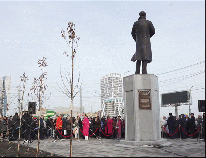 1 ноября в новом сквере Левобережья состоялось торжественное открытие памятника создателю НЭТИ, почетному гражданину Новосибирска профессору Георгию Павловичу Лыщинскому